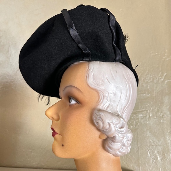 SPLENDID 1940s\' BLACK HAT WITH ROOSTER FEATHERS, SATIN BANDS, HAT PIN + VEILING
